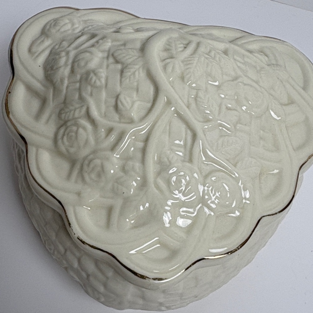 Hampton Collection ivory porcelain heart-shaped trinket box - Picture 9 of 10